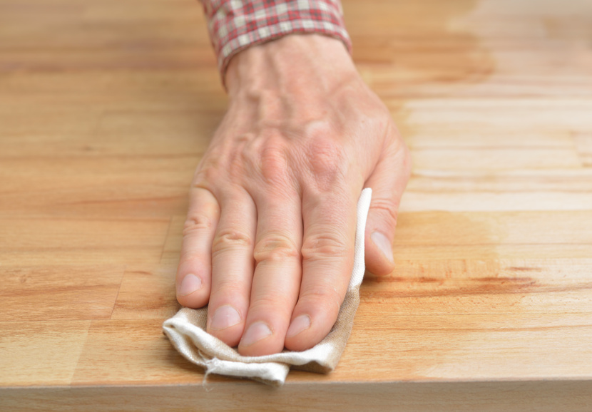 Comment nettoyer les taches de sang sur le bois ?