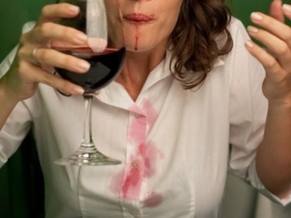 Tache de vin rouge : comment s’en débarrasser ?